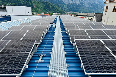 LUX-top® FSE 2003 | Horizontales Edelstahlseilsystem in nicht überfahrbarer Ausführung in Kombination mit einem Laufsteg im Einsatz auf einem Flachdach mit Photovoltaik-Anlagen